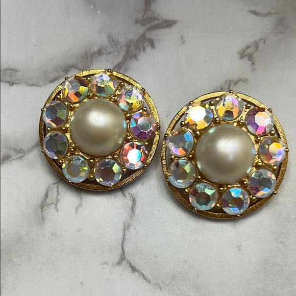 Carolee Pearl and Aurora Borealus Crystal Elegant Gold Clip On Earrings - Picture 2 of 12